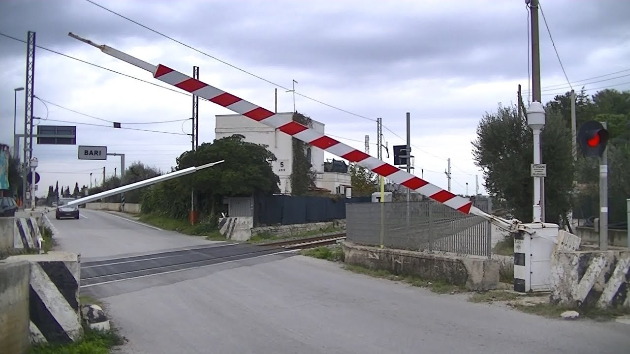 Spoorwegovergang Valenzano (I) // Railroad crossing // Passaggio a livello