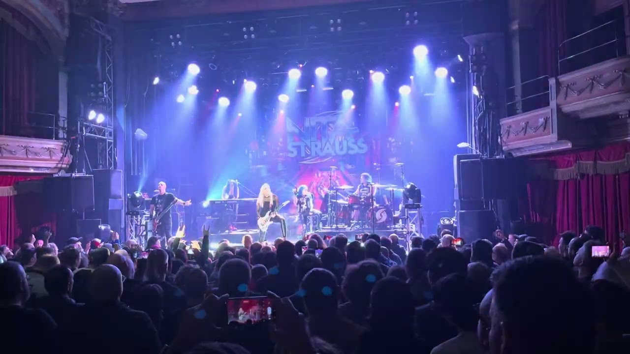 Nita Strauss & Alissa White-Gluz - The Wolf You Feed Montréal Théâtre Beanfield 14-11-2023