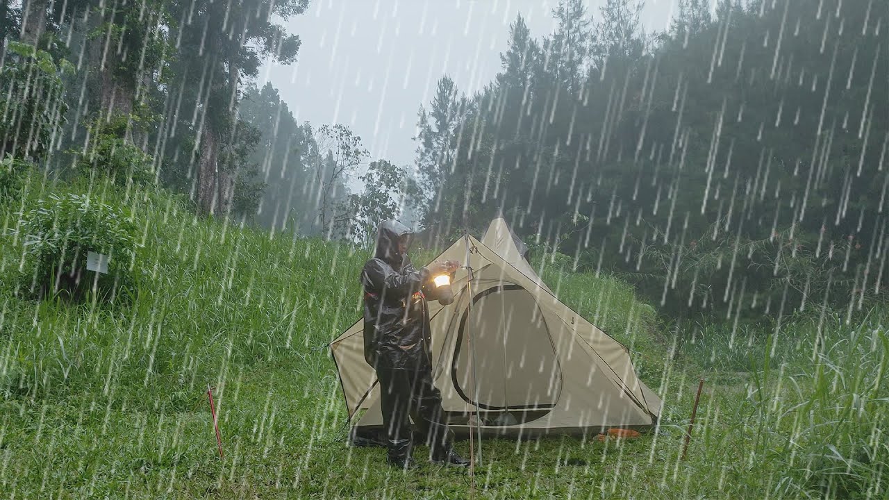 HUJAN SANTAI KEMAH PINGGIR SUNGAI - HUTAN HUJAN & API UNGGUN - SOLO CAMPING IN THE RAIN