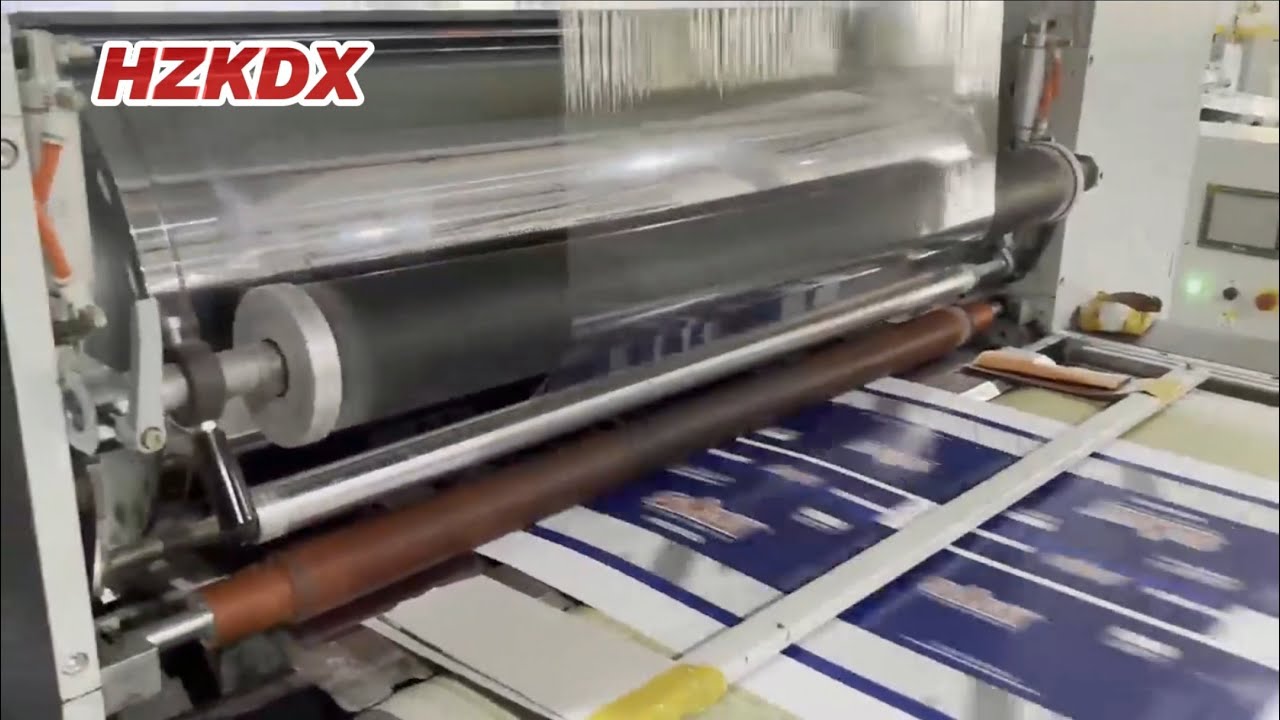 Laminadora KMM 1050E en trabajos de laminación, corte con cuchilla caliente. post-impresión acabado