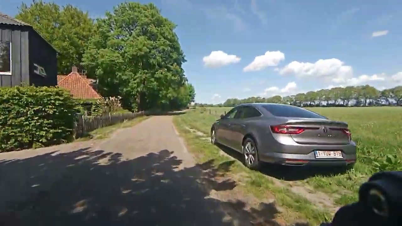 Fietspad naar en door Hemelum.