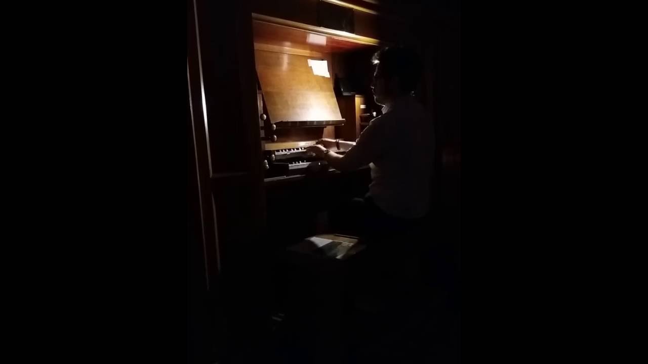 Maestro Matthew Lazenby s'échauffe un peu avant le concert de demain: à ne pas rater!!!