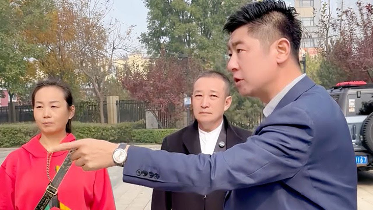 二十年朋友欠帐四十万，还钱总说下个月一拖再拖，老师现场收拾他 | 正义之光 #为百姓办事 #正义的护航