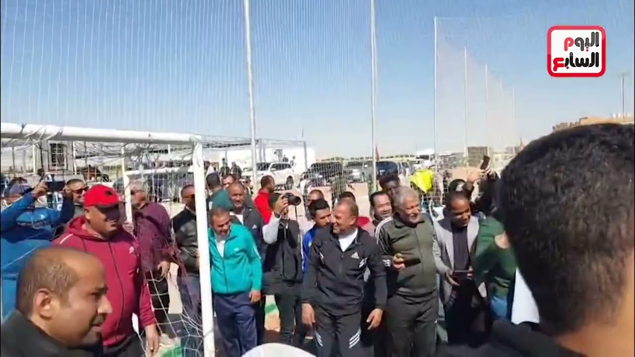 وزير الشباب يشارك فى مباراة كرة قدم بحضور محافظا الوادى الجديد ومطروح