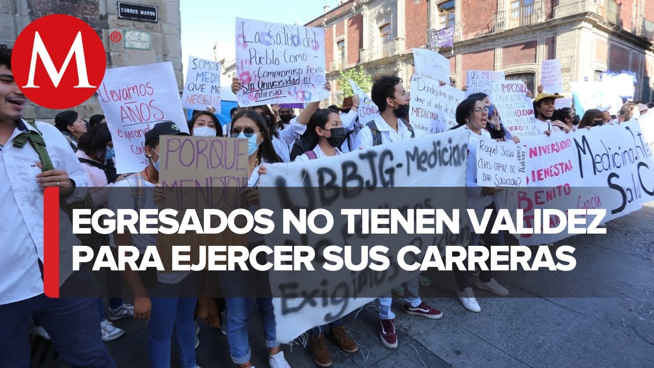 Egresados de la Universidad del Bienestar se amparan para obtener su cédula profesional