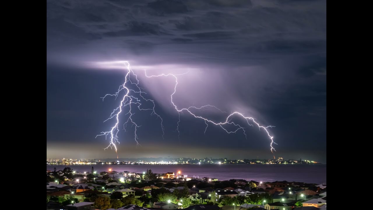 Thunderstorm Ambience (30 Minutes) – Heavy Rain & Distant Thunder