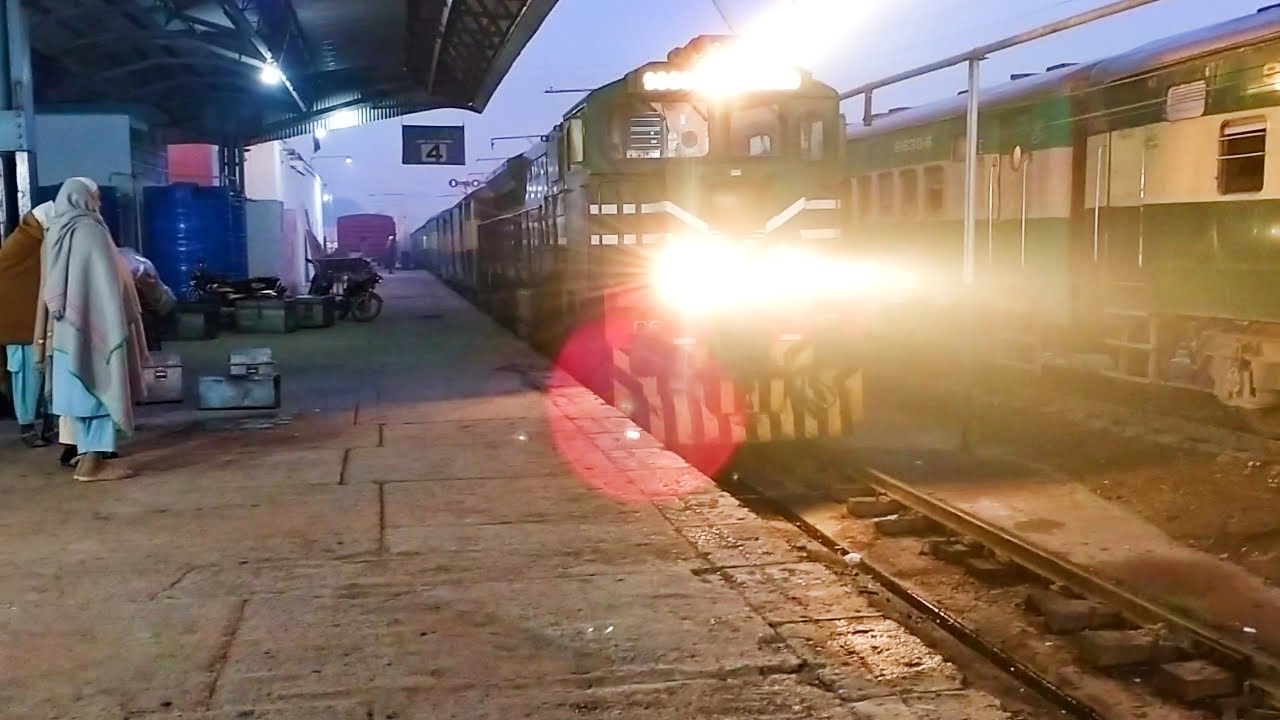 Pakistan Railways:1up Khyber Mail arriving Rohri Junction,5up Green Line standing