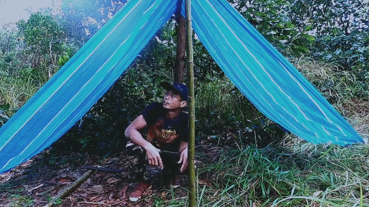 SOLO CAMPING HUJAN DERAS Saat Membangun Shelter Hangat #solobushcraft #solocampinghujanderas