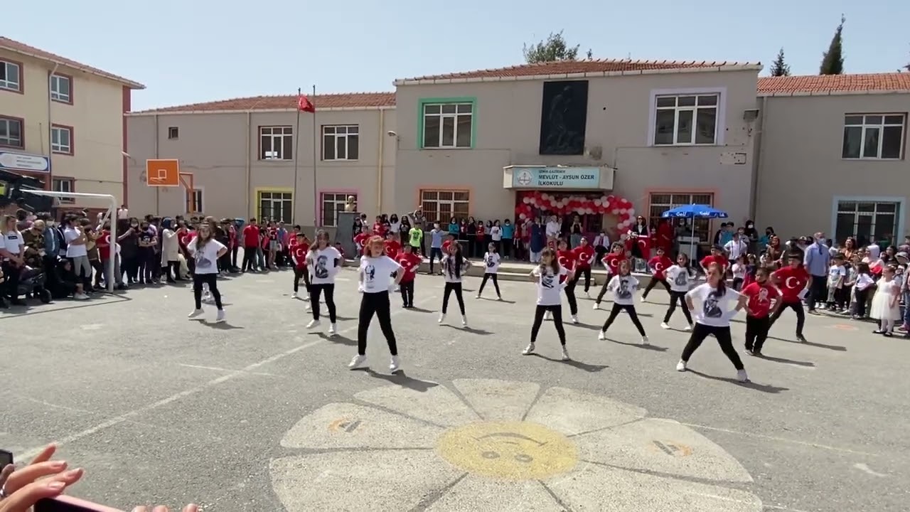 Mevlüt Aysun Özer ilk öğretim okulu 4B sınıfı 23 Nisan dans gösterisi