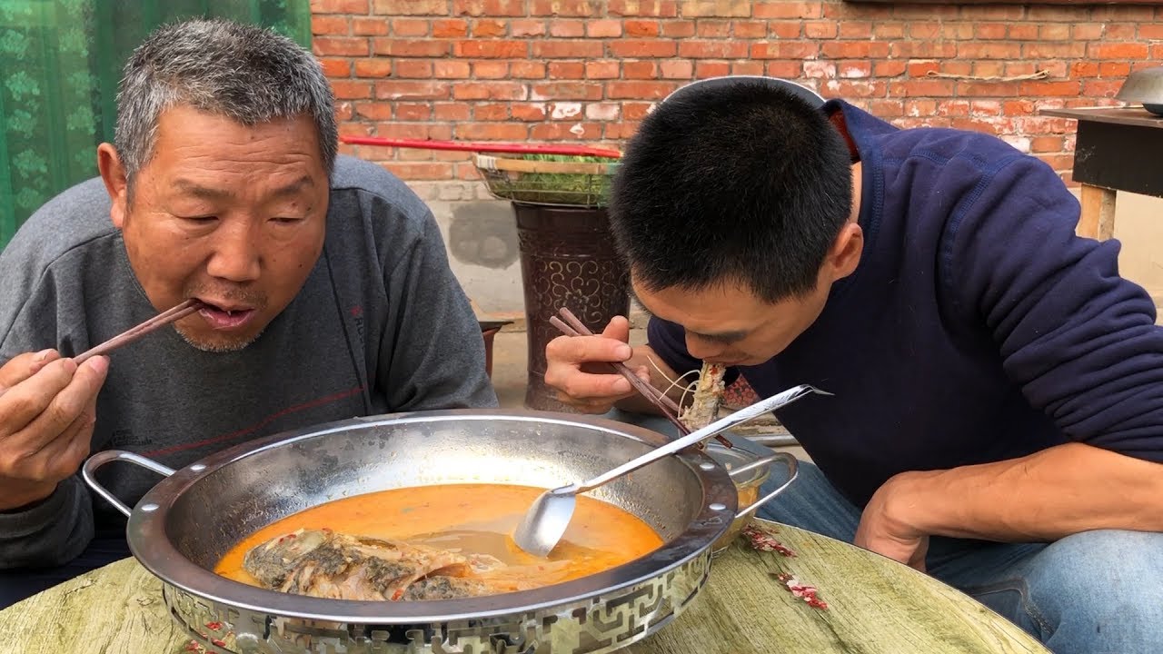 【食味阿远】阿远今天做酸汤鲫鱼，3条鲫鱼3人吃，大冷天喝着酸汤，身子暖呼呼 | Shi Wei A Yuan