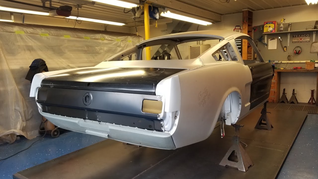 Сборка задних панелей кузова Mustang Fastback 1965 года. Выровнены
