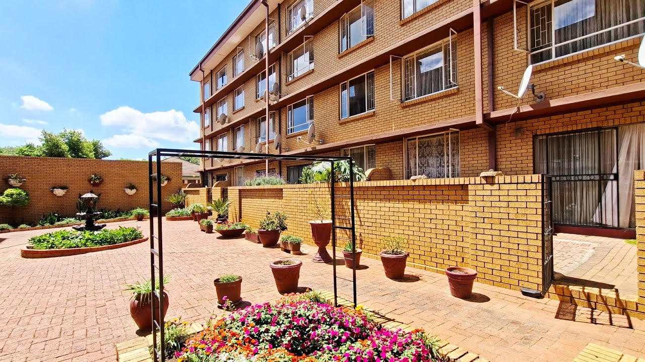 NEAT GROUND FLOOR APARTMENT FOR SALE IN PRETORIA GARDENS ONLY R600 000 👀🏠082 326 1932☎️ 