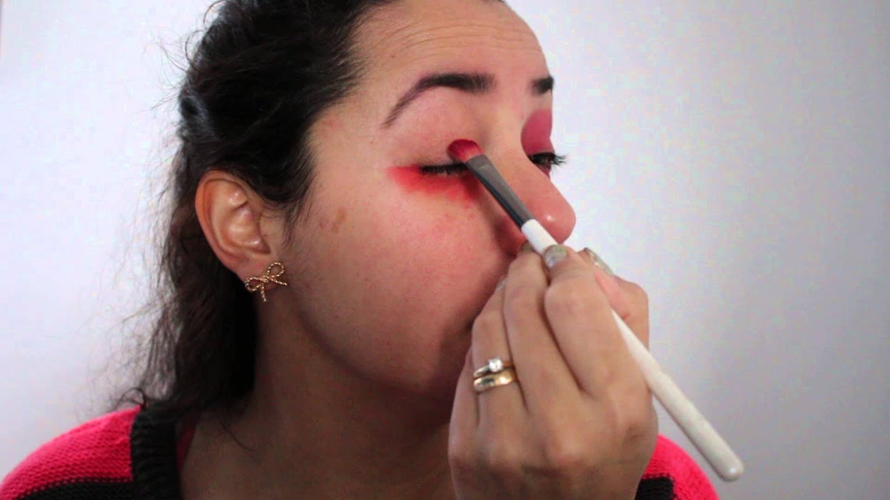Vídeo Teste: Cobrindo olheiras com batom vermelho