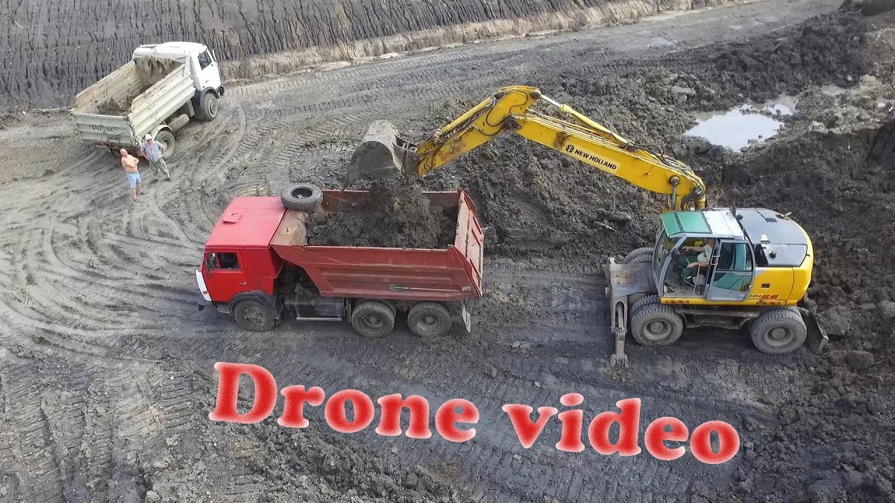 [Drone video] New Holland MH 5.6 loading trucks