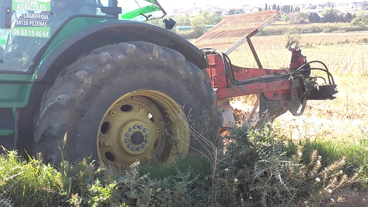 John deere 7830 arrachage de vigne avec rocher millieu.