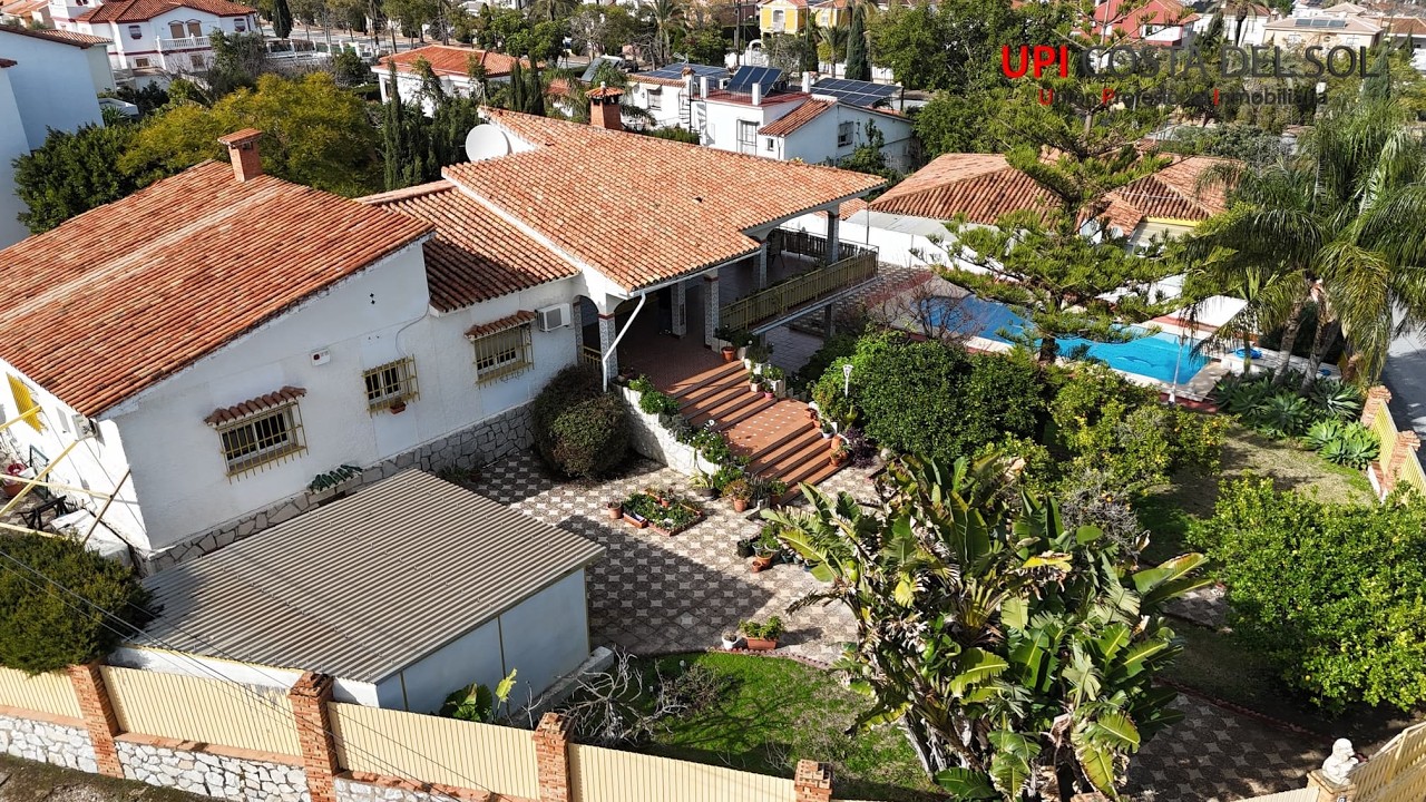 Chalet en Venta en Cortijos del Sol, Alhaurín de la Torre | 4 Hab + Piscina y Jardín