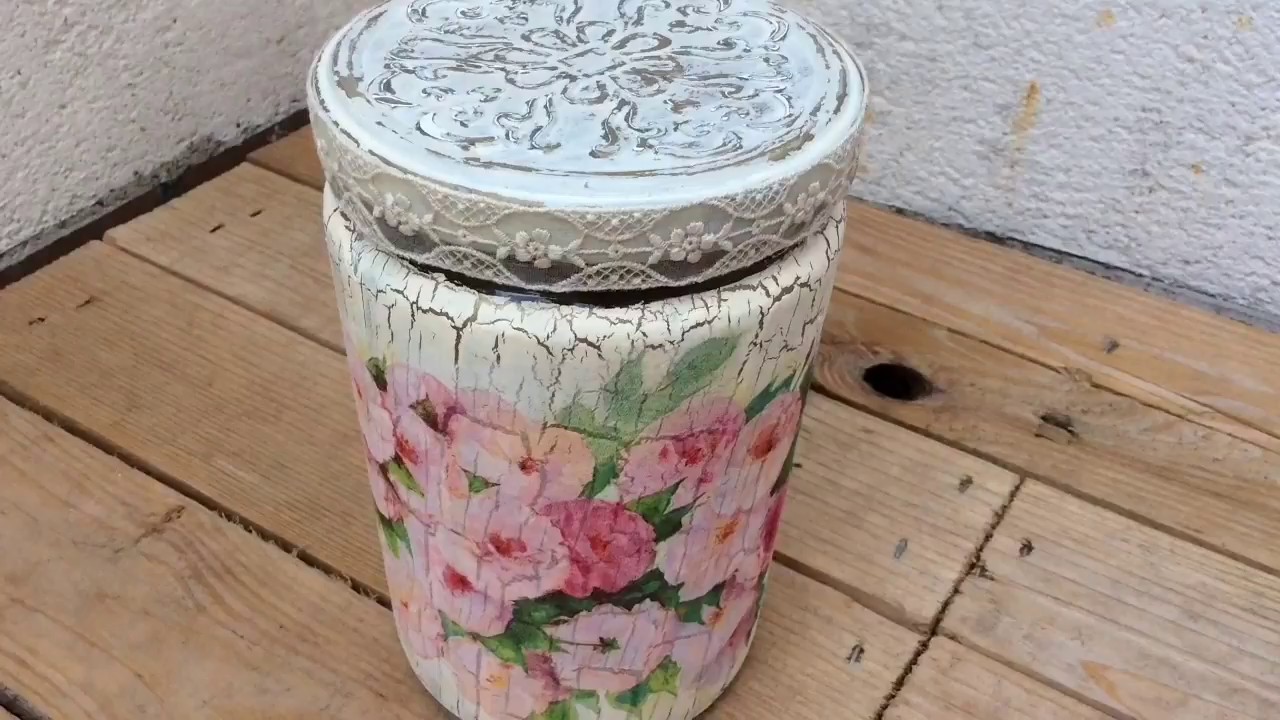 Frasco de cristal decorado con craquelado, decoupage y relieve