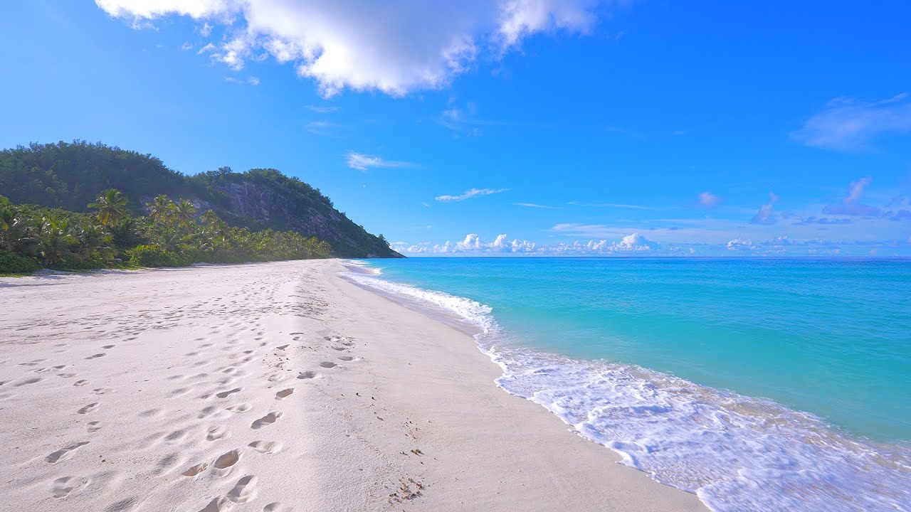 Gentle Waves on The Luxury Beach. Ocean Ambience 4K