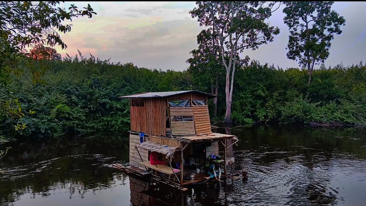 Bermalam di rumah rakit-Bersama keluarga berburu ikan