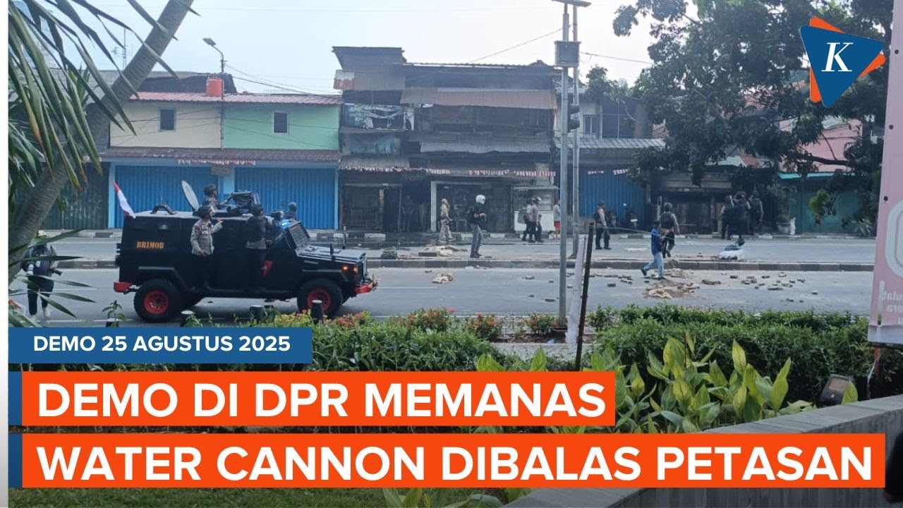 Meriam Air Polisi Dibalas Petasan oleh Massa Demo di DPR