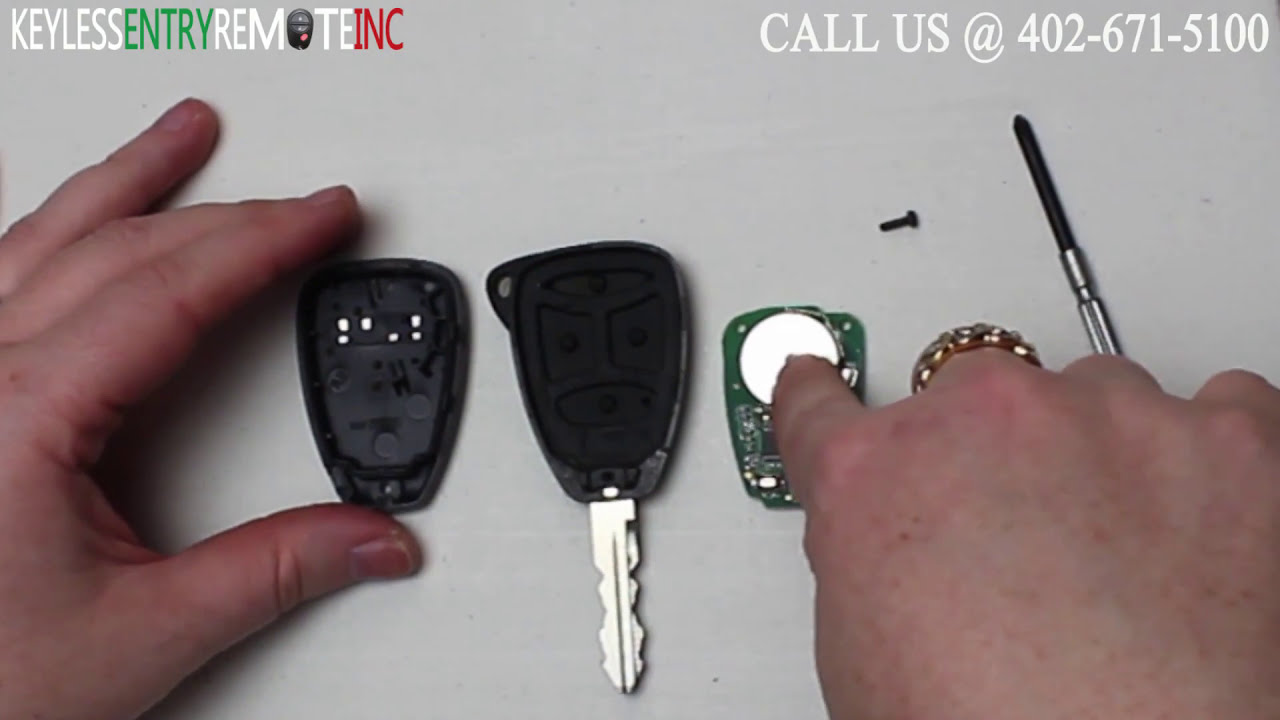 Как заменить батарейку в брелке ключа Chrysler 300 2005-2008 гг. FCC ID OHT692427AA