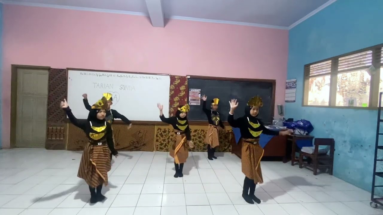 Tarian Sunda “Es Lilin” SDN 1 Sindangkasih kelas 3A (2023) 1