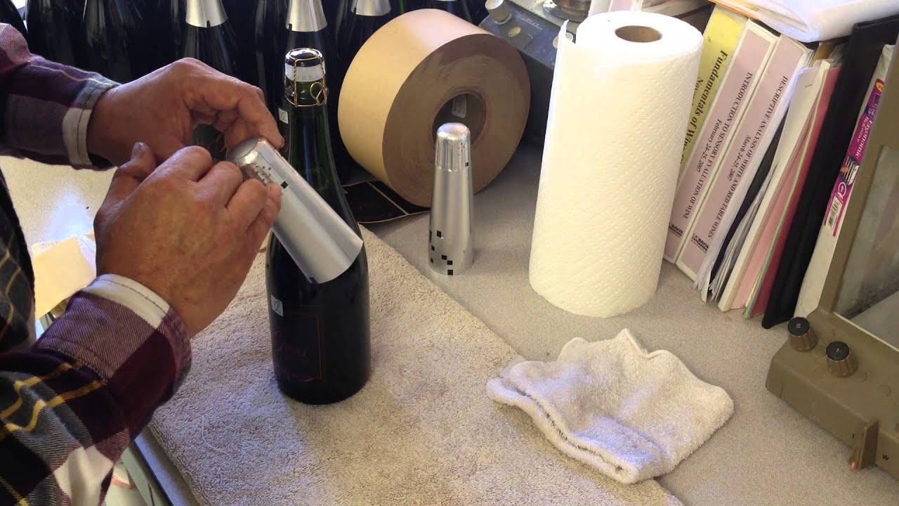 Instructional video - the finish packaging of sparkling wine