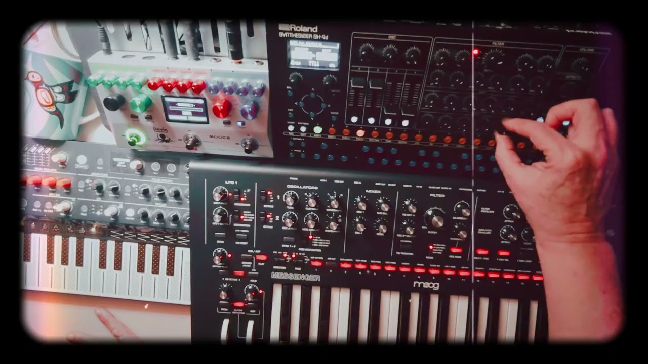 Warped Space - Noisy loops gone mad - Roland SH-4d, Arturia Minifreak, Moog Messenger