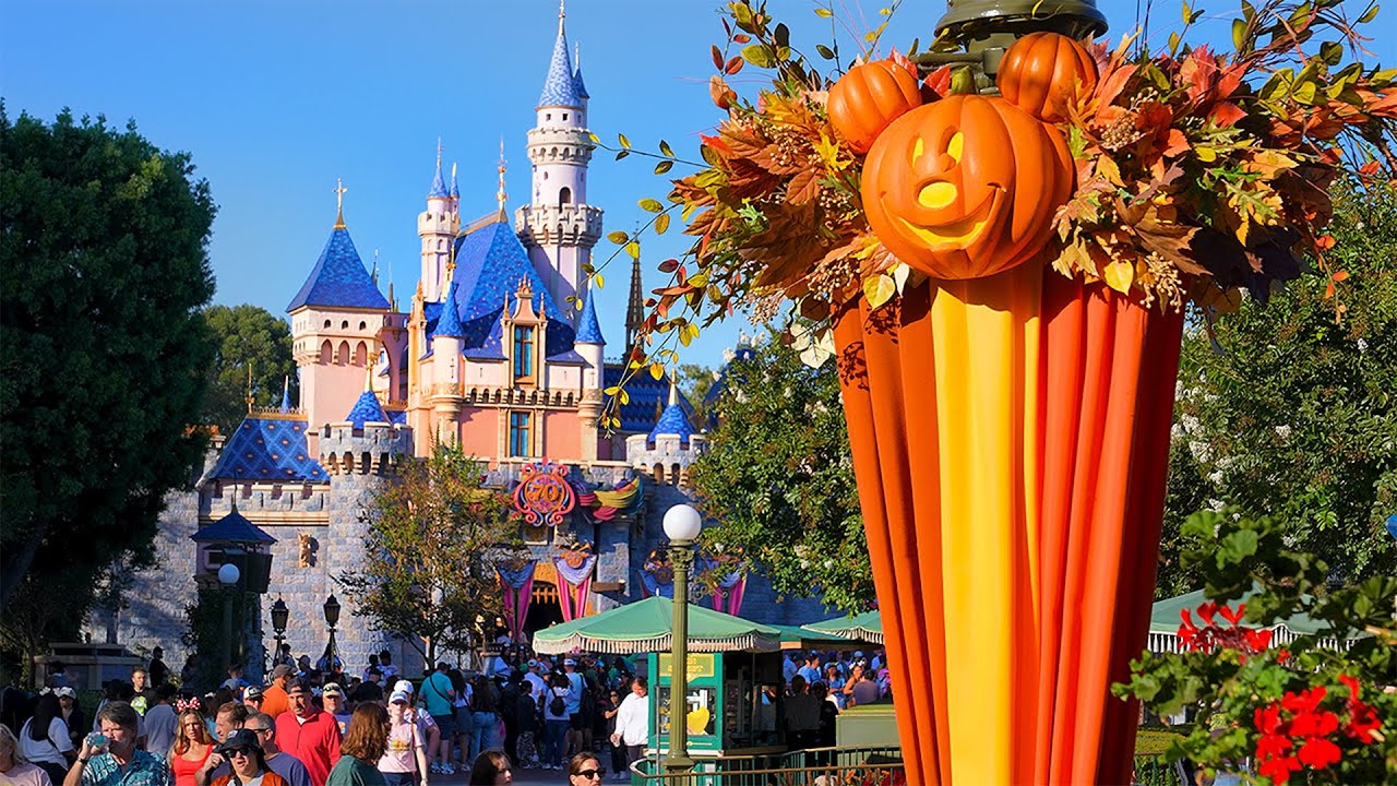 Disneyland Afternoon Walkthrough: Halloween Cavalcade, Maleficent & Pinocchio [4K POV]