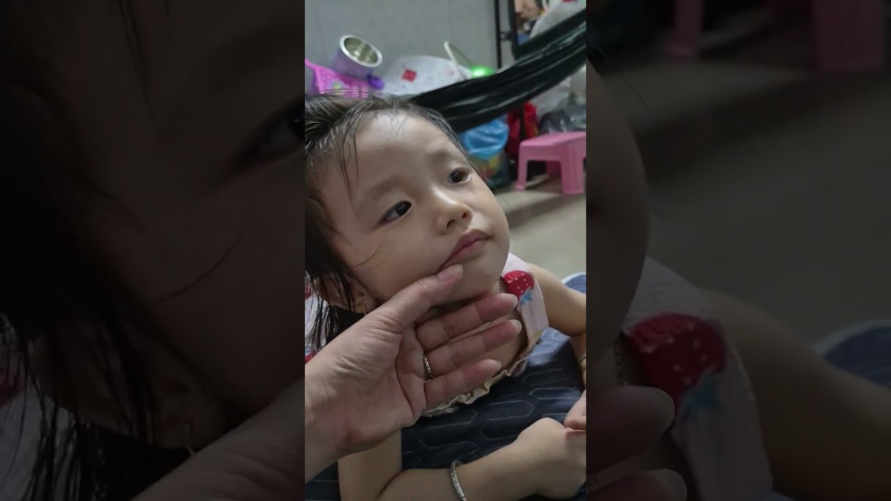 Em bé nay hở ra là lầm lì, xị mặt khi bị má la