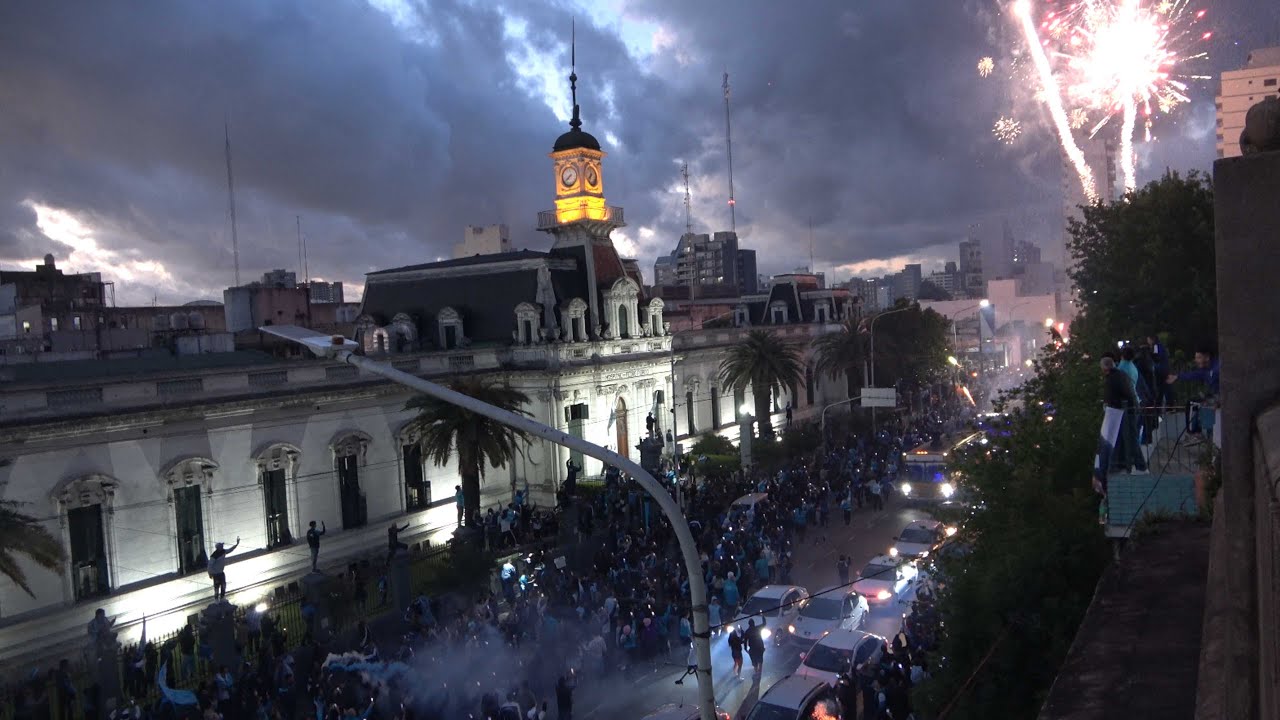 Impresionante recibimiento al micro de los jugadores en la previa - Racing vs Flamengo - 2025