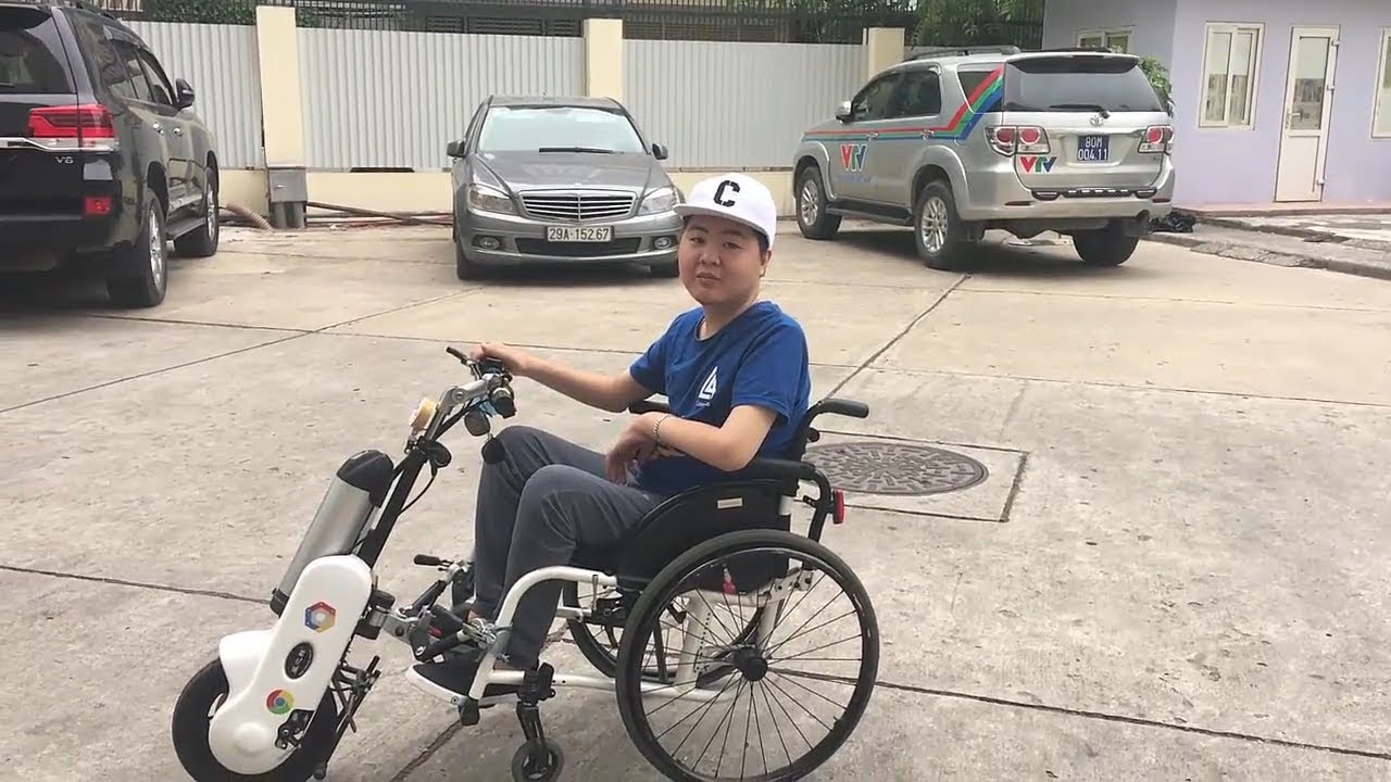 Cường NKT Trải Nghiệm Đi Xe Lăn Đầu Kéo Trên Phố Hà Nội Đến VTV Tặng Qùa Cho Người Cá