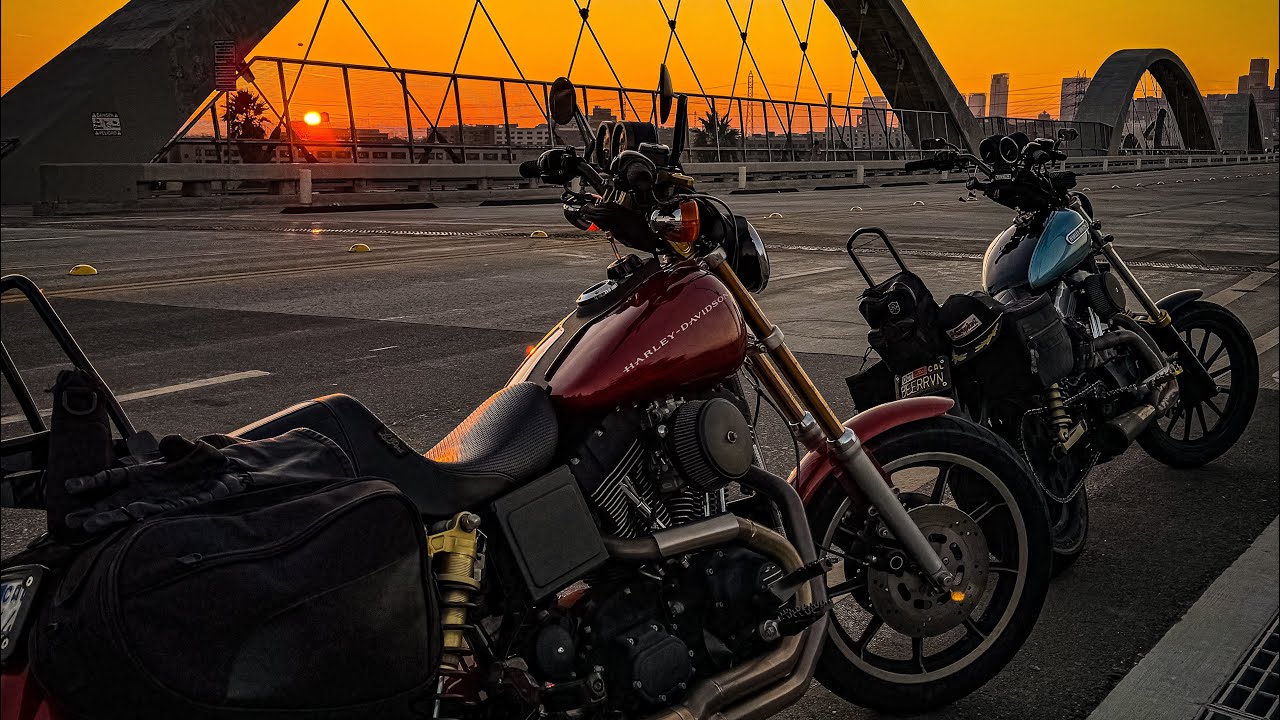 Безумное движение между рядами на наших мотоциклах Harley-Davidson по Лос-Анджелесу к месту откры...