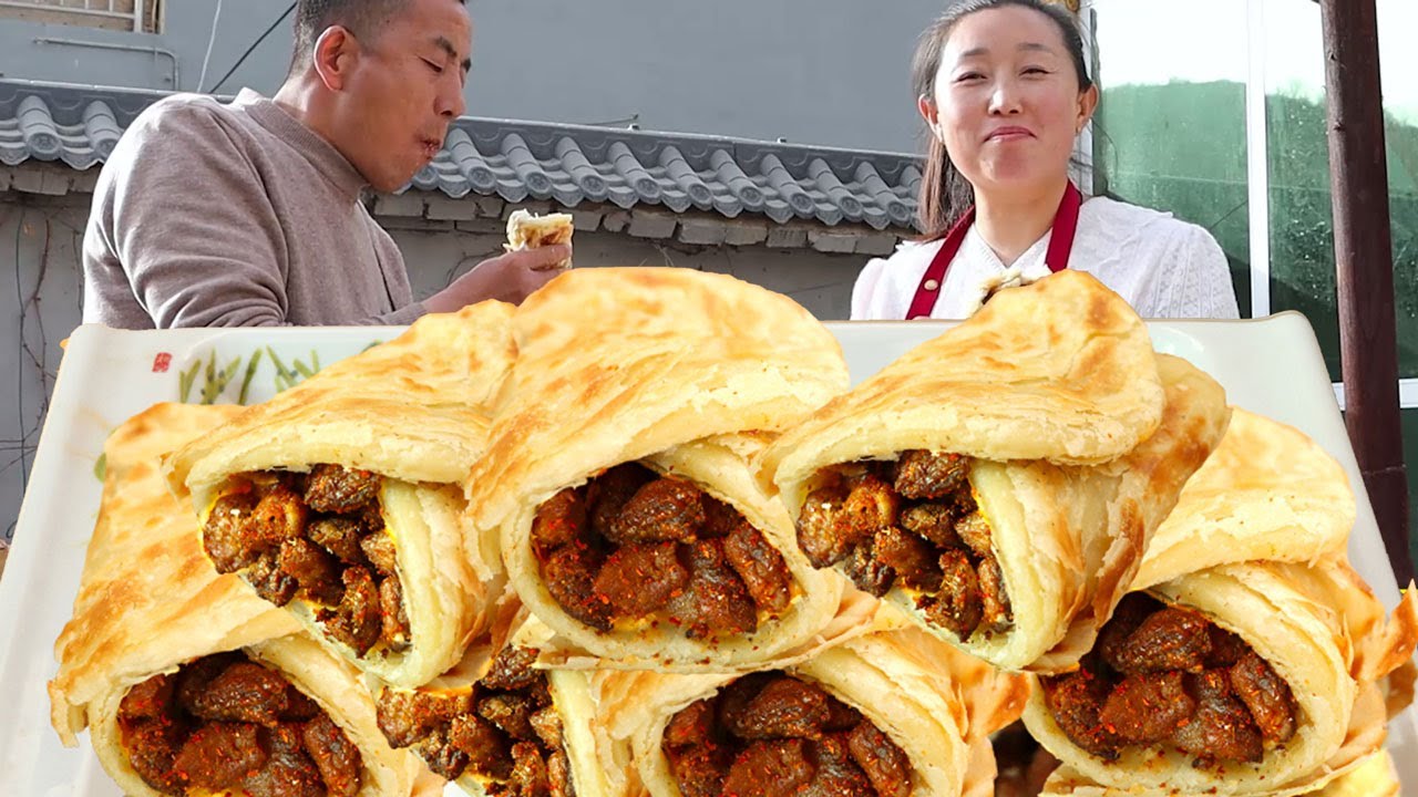 军宝想吃肉串夹饼了，改艳弄现烤的牛肉串和烧饼，一口下去太满足了！【陕北改艳】