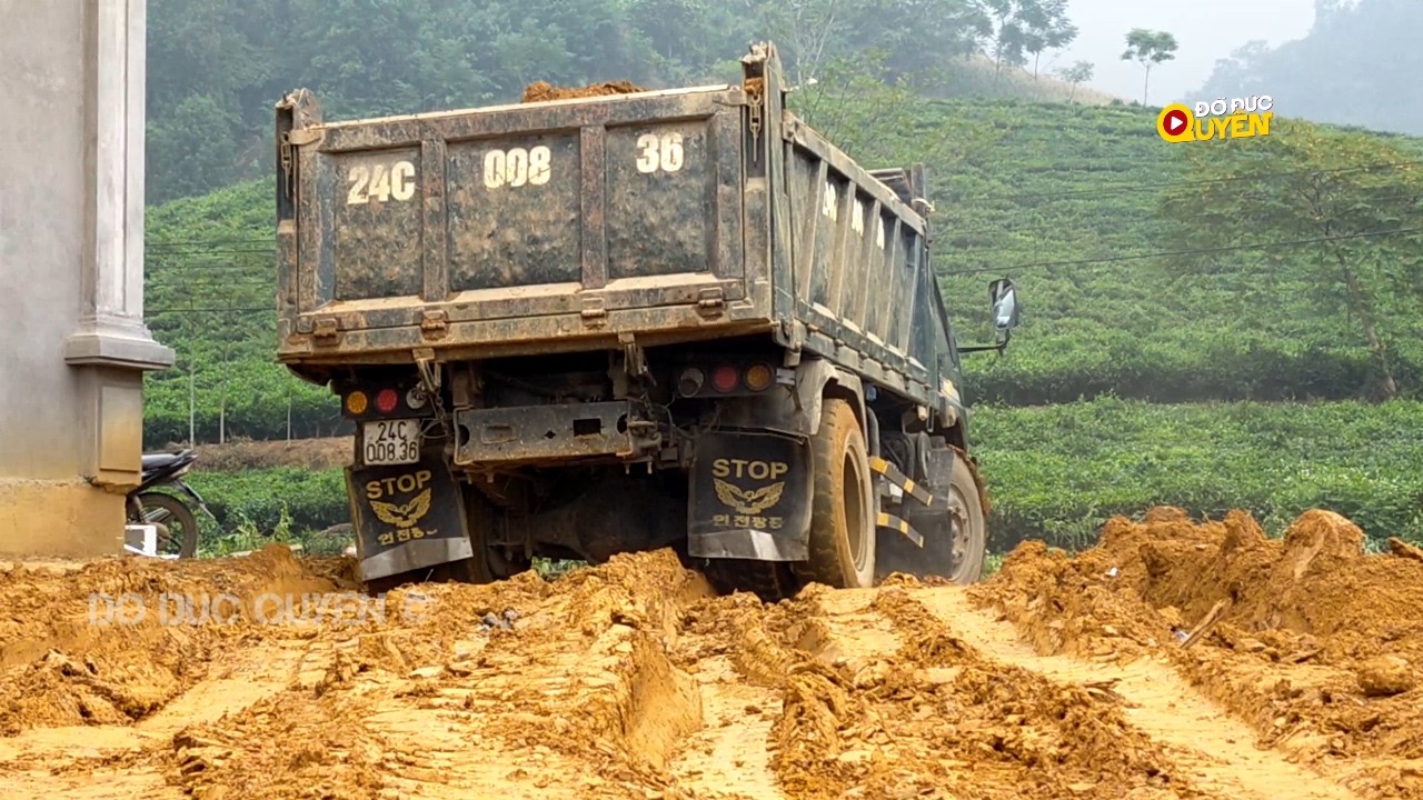 Máy xúc DEVELON DX55 múc đất đá hộc lên Xe Ôtô tải ben chở đổ benz Máy xúc leo lên xuống xe tải