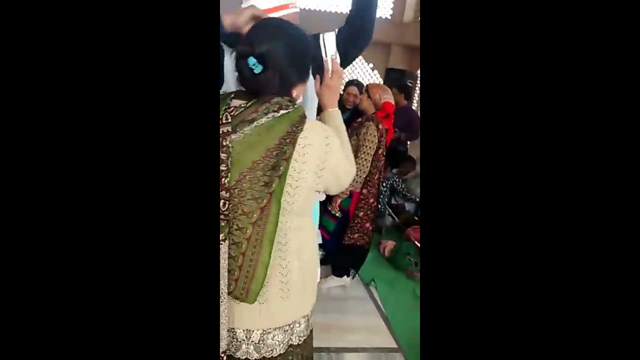 Hari Naam Sankirtan ( Radhe Radhe Bol ) at Nidhivan (Madhuvan) Vrindavan UP