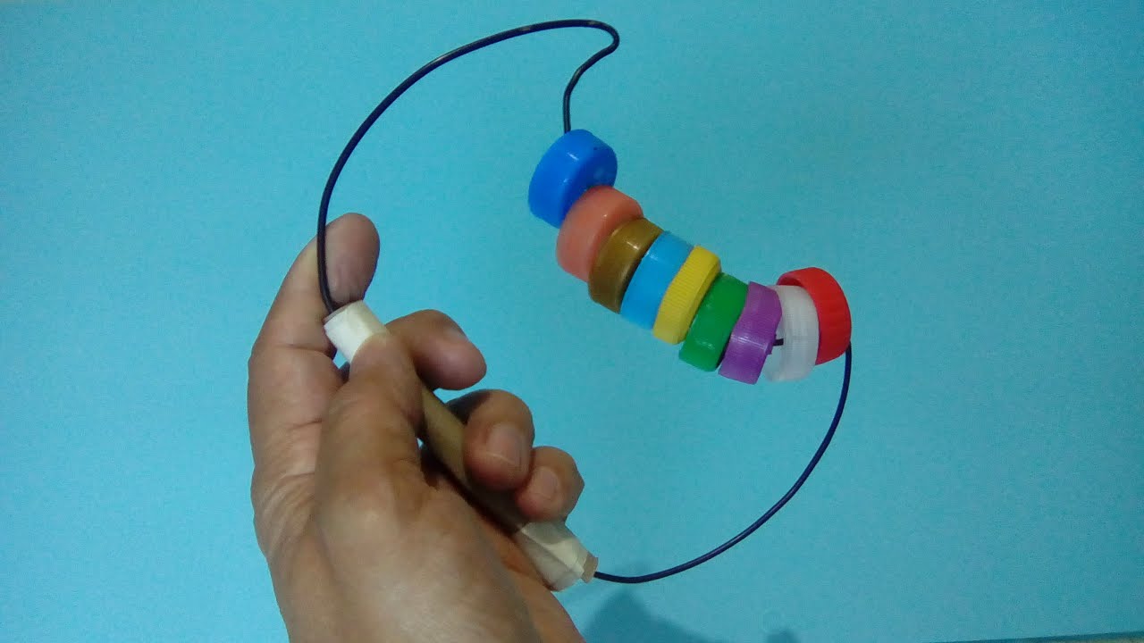 Como fazer um chocalho fácil com tampinhas de garrafas plásticas e materiais recicláveis | maker diy