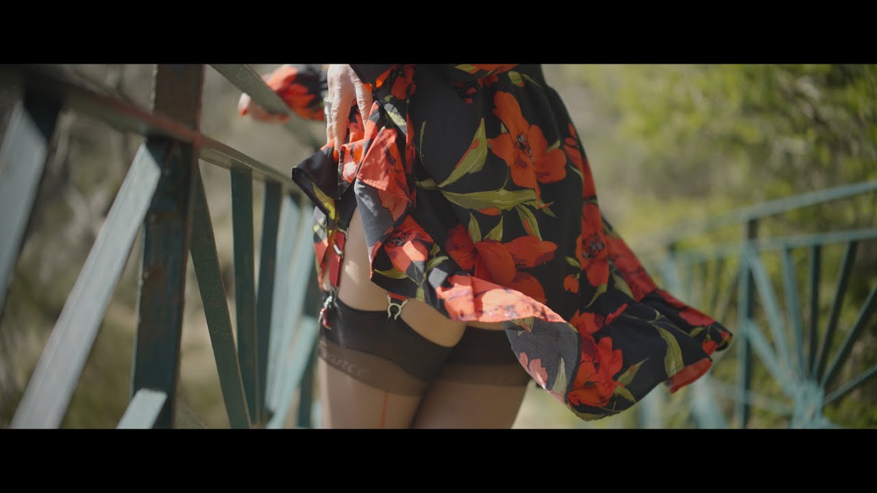 Porte jarretelles avec des bas couture RHT rouge et noir