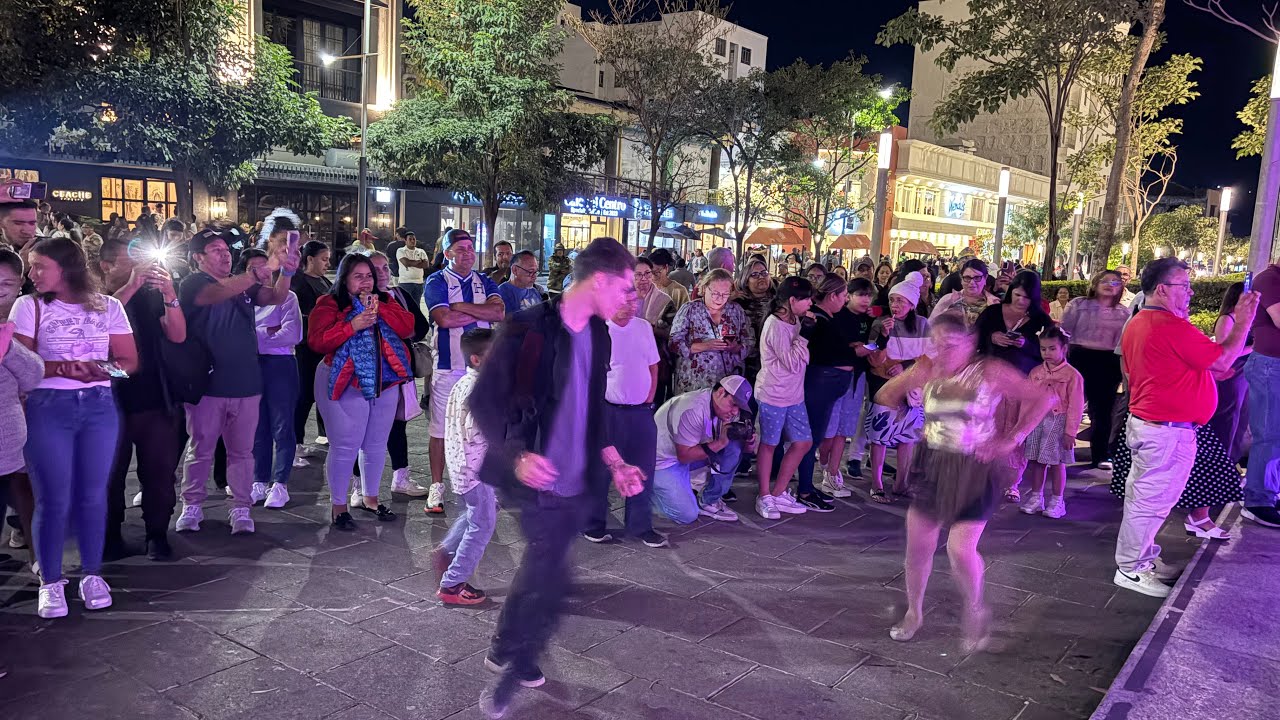Otro día de mucho movimiento en el centro histórico de El Salvador 🇸🇻 miles han salido