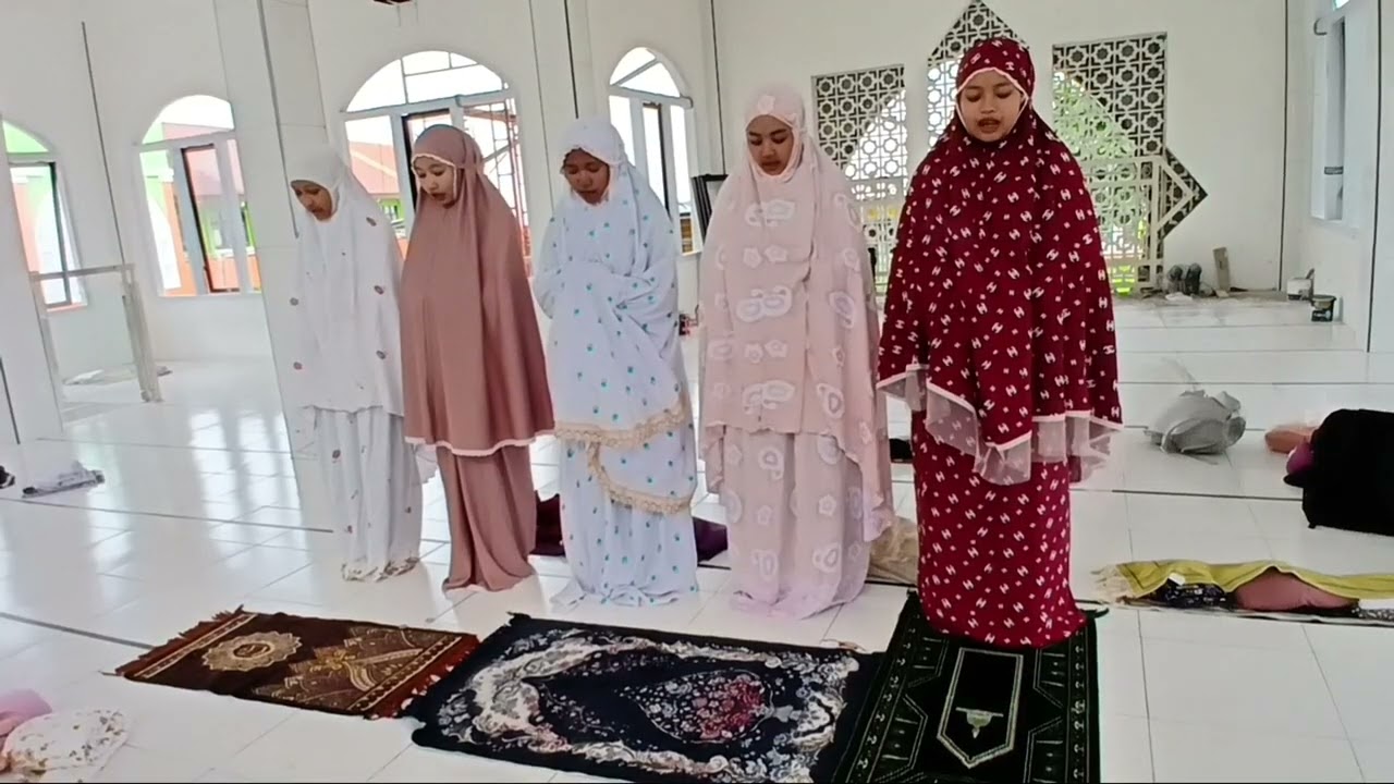 Praktek Sholat XII-10 | Artika | Deni | Monika | Niela | Trista