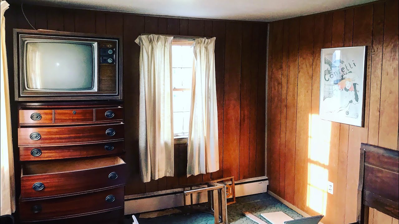 TEACHERS ABANDONED HOUSE w/ CRAZY FIND IN ATTIC *Filled W/ Personal Belongings & Antiques
