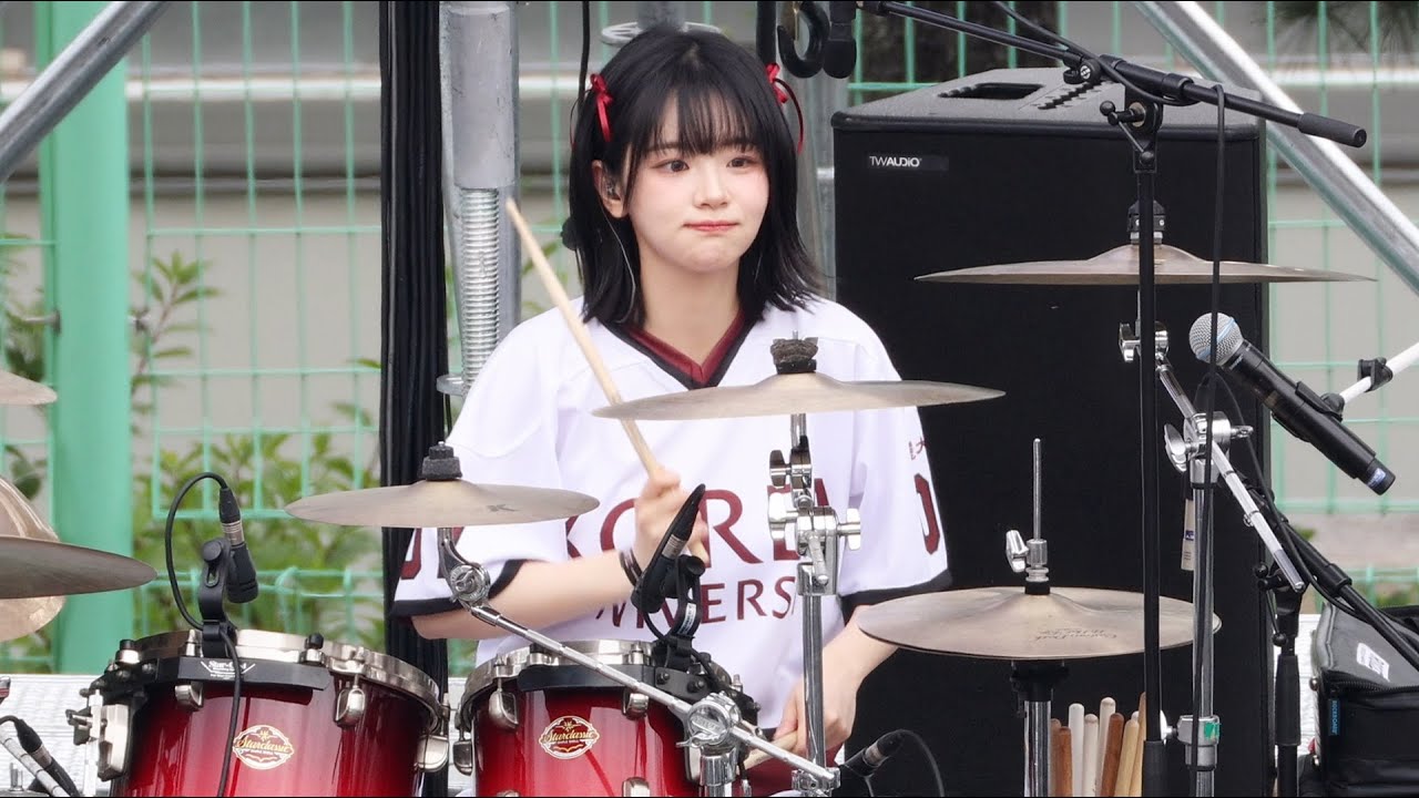 QWER 쵸단 - 고민중독 (찐 드러머 실력) 직캠 Chodan | 고려대 축제 입실렌티 • 240525