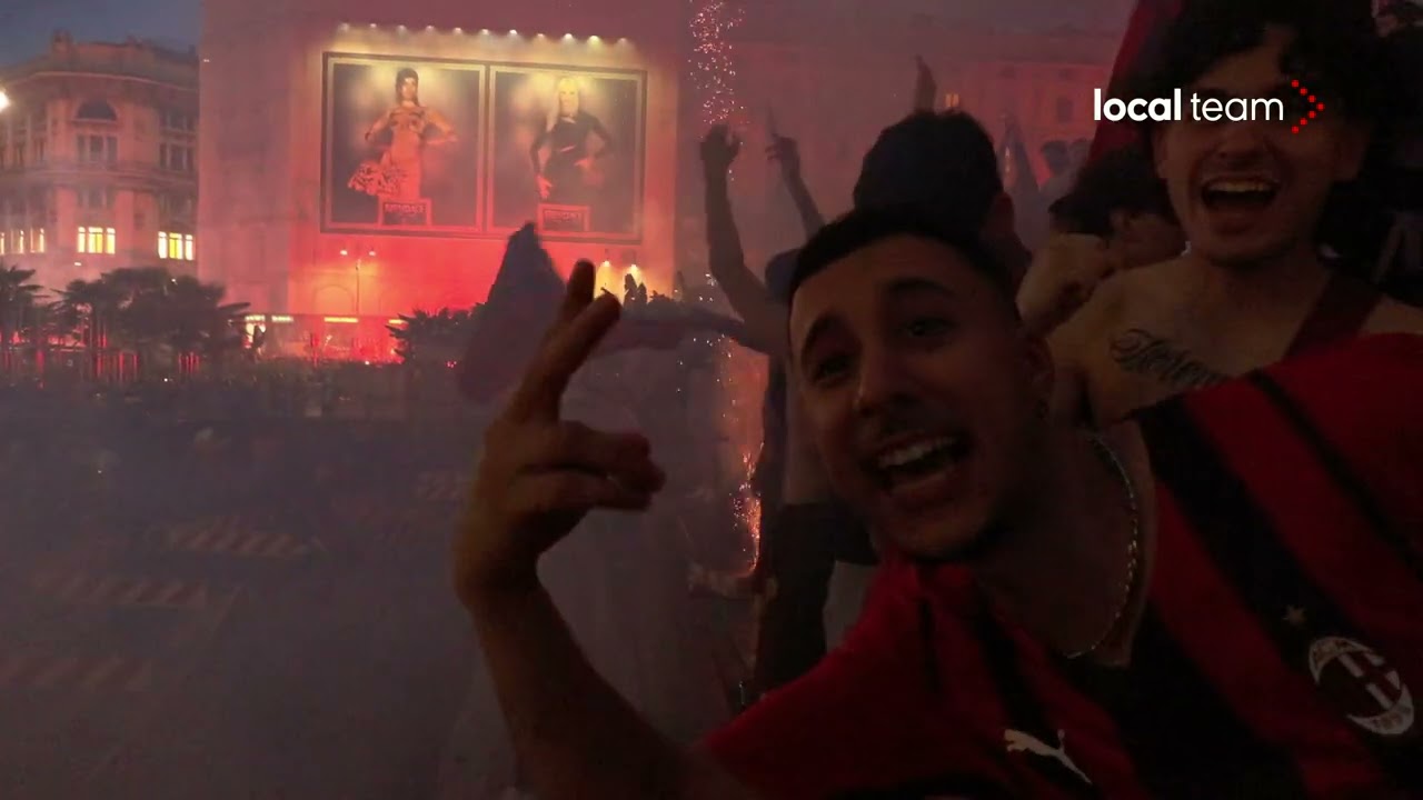 Piazza Duomo diventa rossonera: la grande festa dei tifosi del Milan per lo scudetto