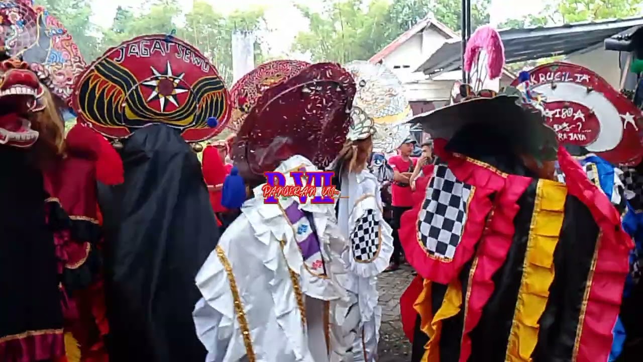 Hake...hake barong rampak jaranan Turonggo seto past 3 section malam .....
