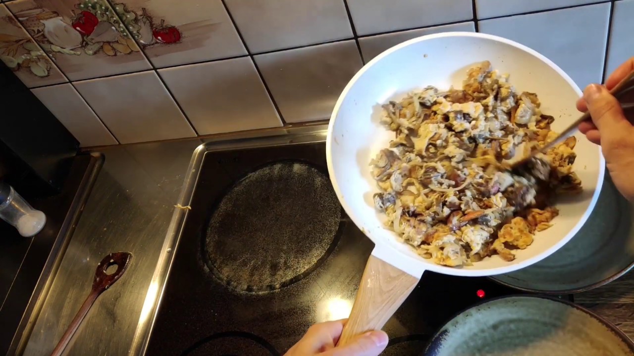 R&uuml;hrei mit Pilzen (Trompetenpfifferlinge)