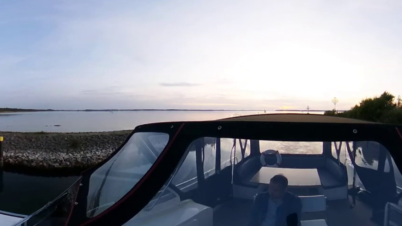 Einfahrt K&ouml;lpinsee an der Mecklenburgischen Seenplatte Richtung M&uuml;ritz mit dem Hausboot