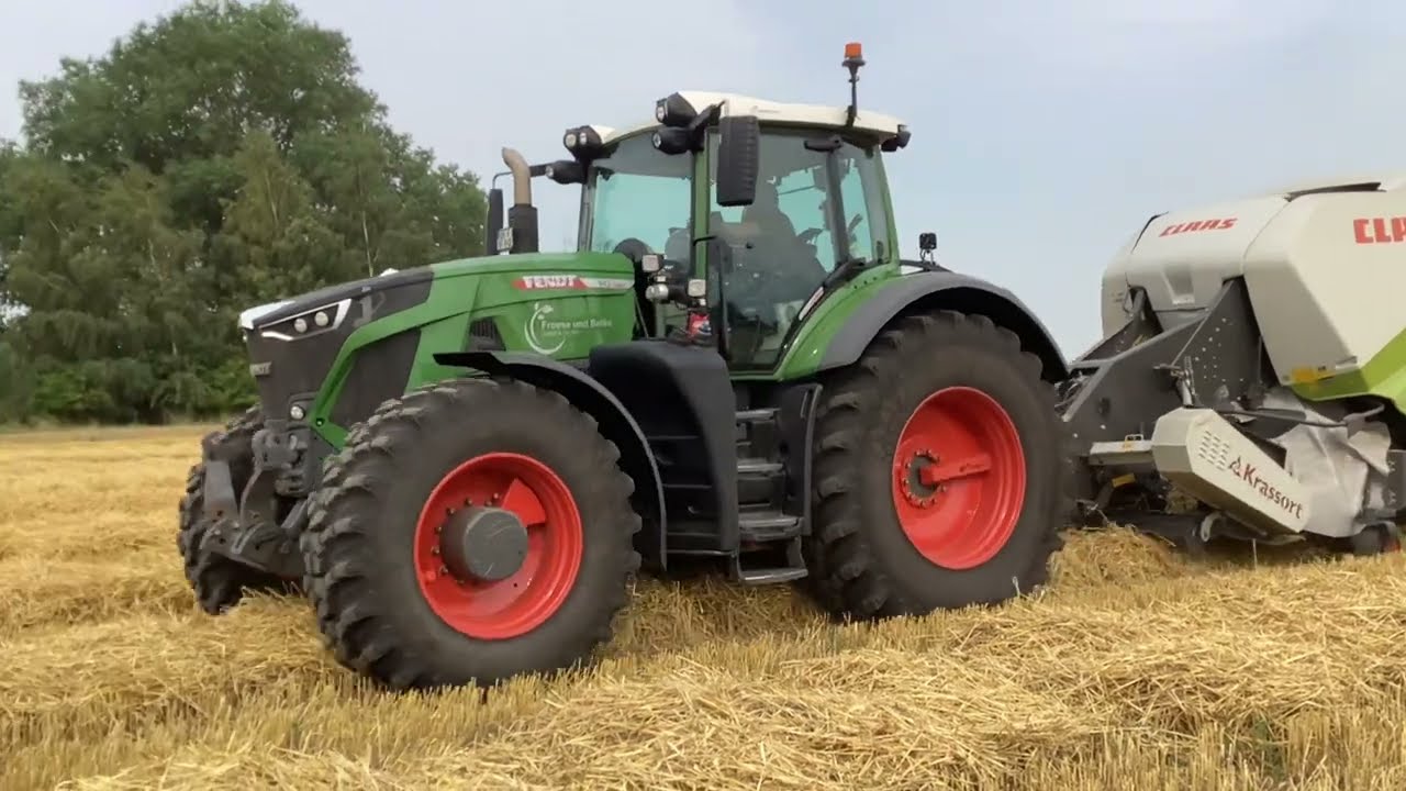 Fendt 942 Vario mit einer Claas Quadrand 3300 bei der Strohbergung
