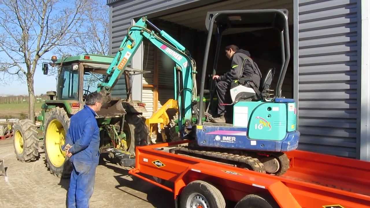 Exercice de conduite avec la mini-pelle