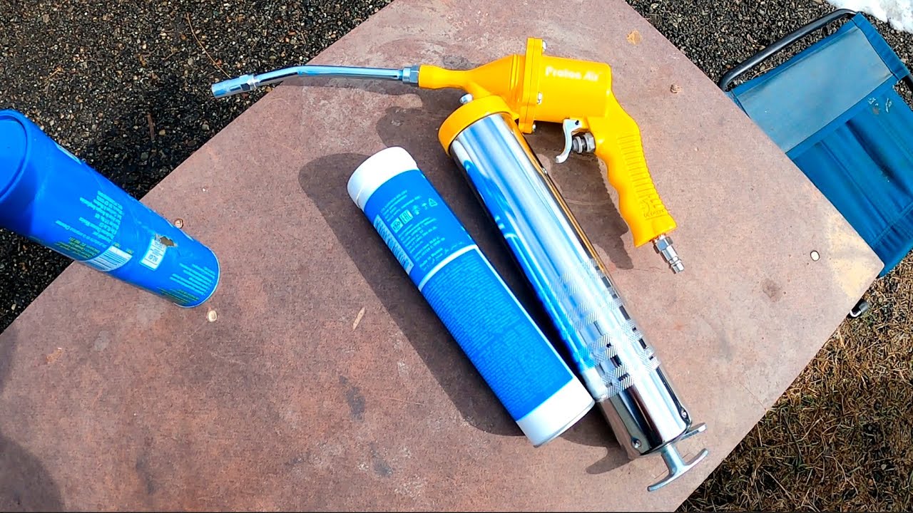 Устанавливаем картридж в шприц для смазки пневматический. Installing the cartridge. Grease gun.