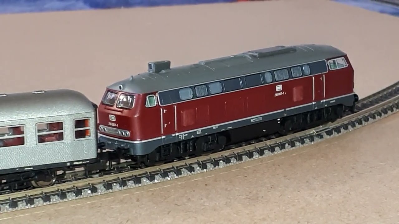 Diesellok BR V 210 der Epoche III mit Silberlingen und Mitteleinstieg Wagen. 